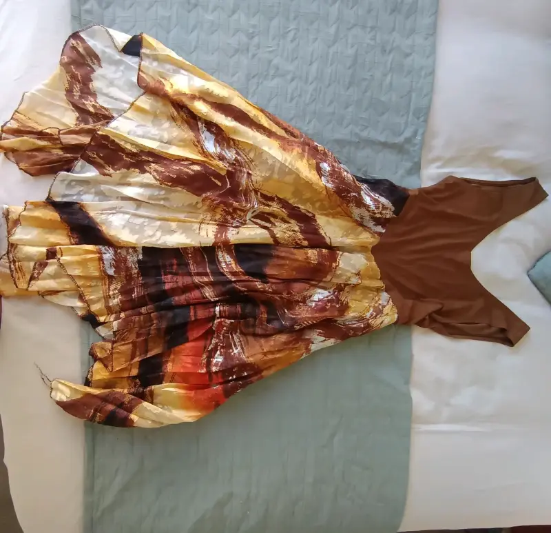 Vestido largo con estampado abstracto y top marrón - 2