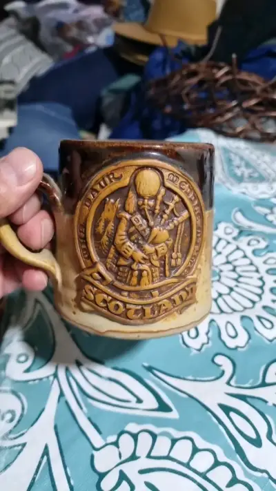 Taza de cerámica escocesa con diseño grabado - miniatura 1