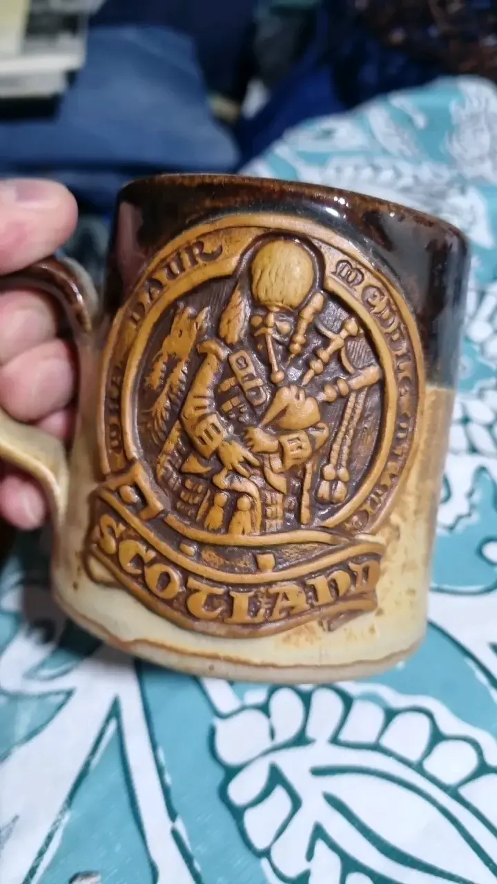 Taza de cerámica escocesa con diseño grabado - 5