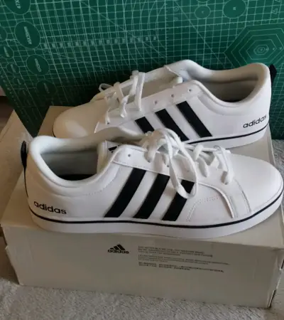 Zapatillas  Adidas blancas con rayas negra - miniatura 1