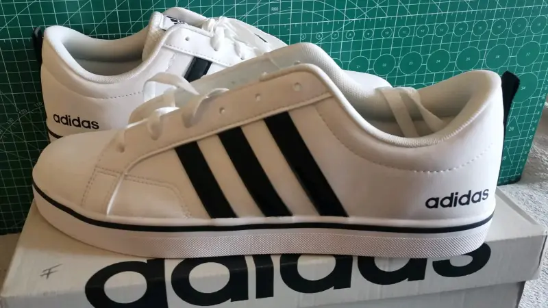 Zapatillas  Adidas blancas con rayas negra - 2