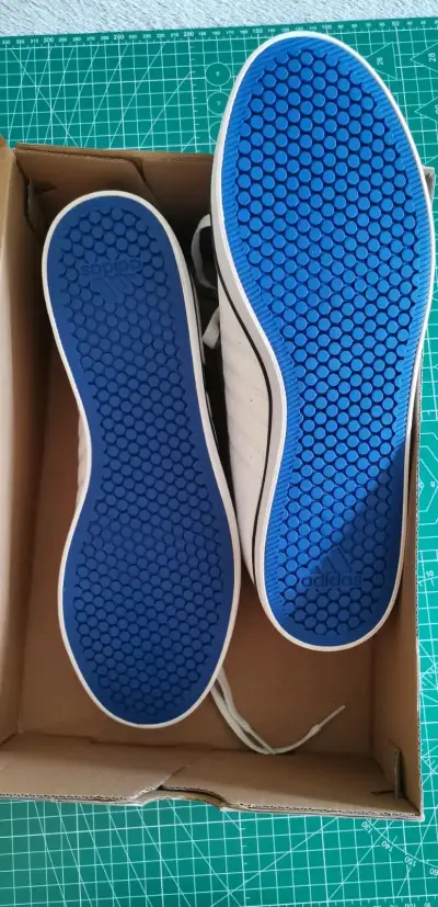 Zapatillas  Adidas blancas con rayas negra - miniatura 4