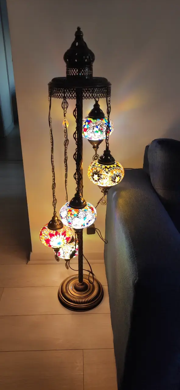 Lámpara de pie estilo turco con mosaicos coloridos