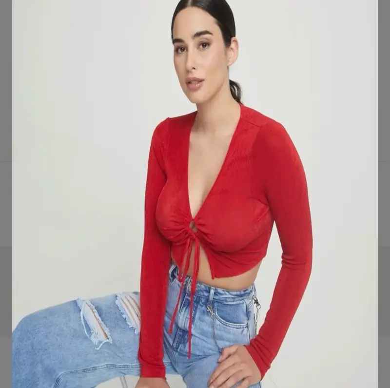 Top rojo de manga larga con ajuste frontal - 1