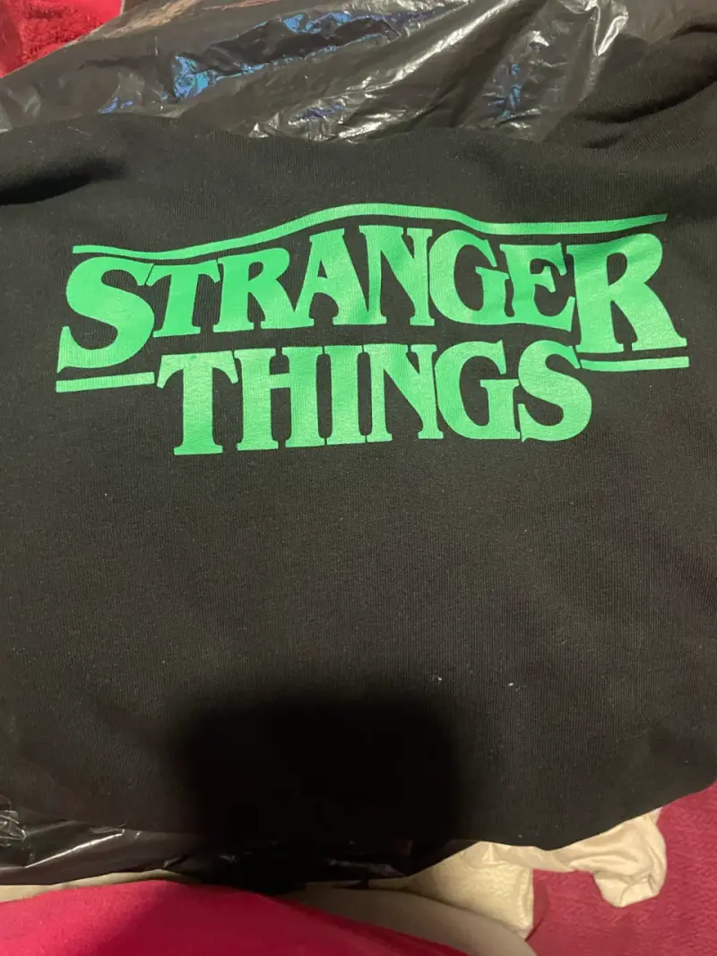 Polerón Stranger Things negro con diseñ Demogorgon - 2