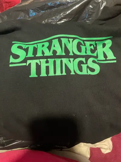 Polerón Stranger Things negro con diseñ Demogorgon - miniatura 2