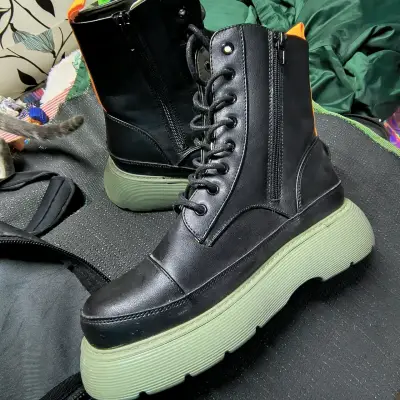 Botin negro con plataforma verde y detalle naranja - miniatura 1