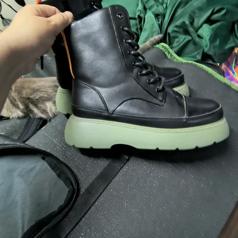 Botin negro con plataforma verde y detalle naranja - 2