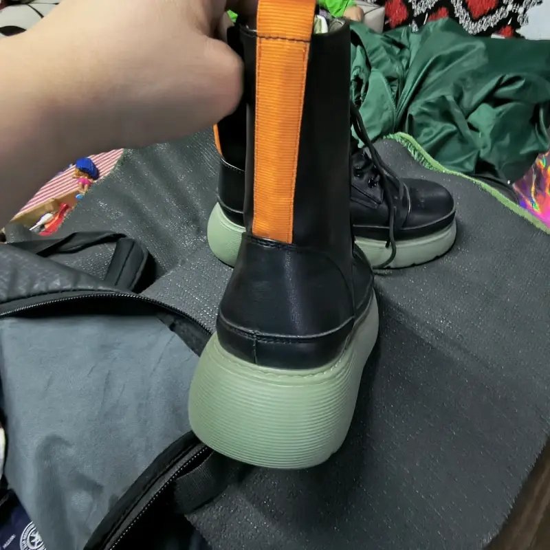 Botin negro con plataforma verde y detalle naranja - 3