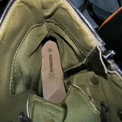 Botin negro con plataforma verde y detalle naranja - miniatura 5
