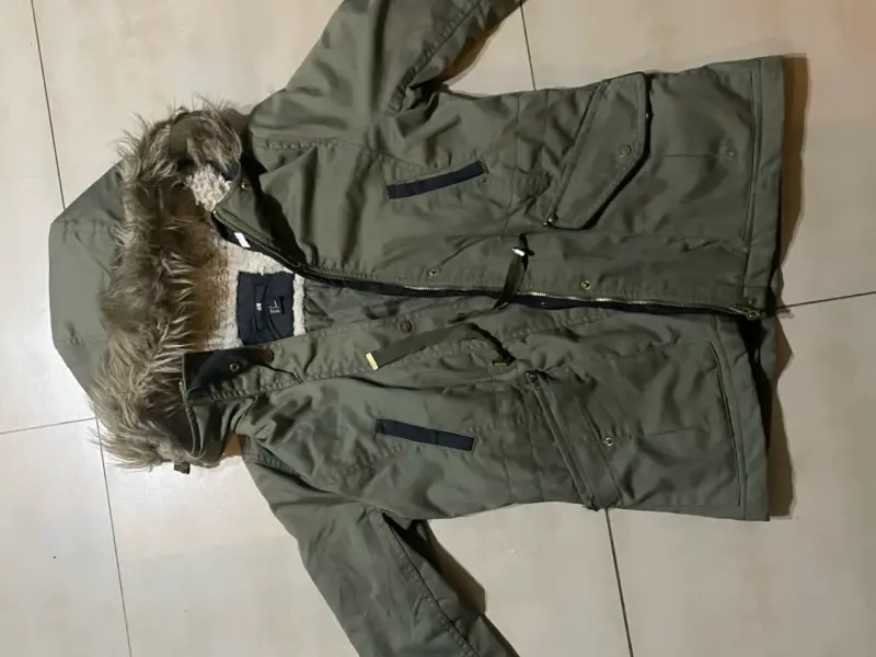 Parka verde con capucha de piel sintética H&M - 1