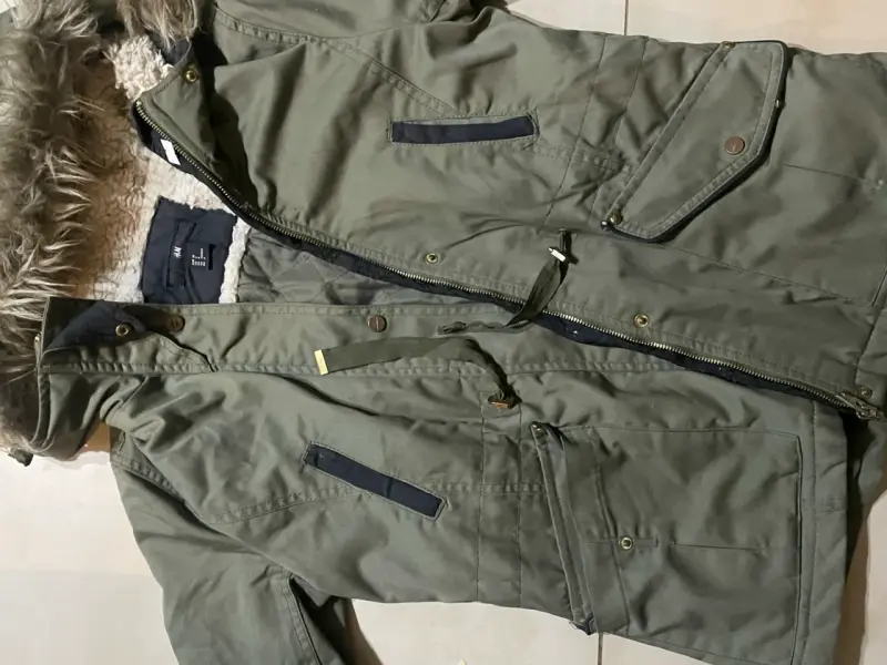 Parka verde con capucha de piel sintética H&M - 2