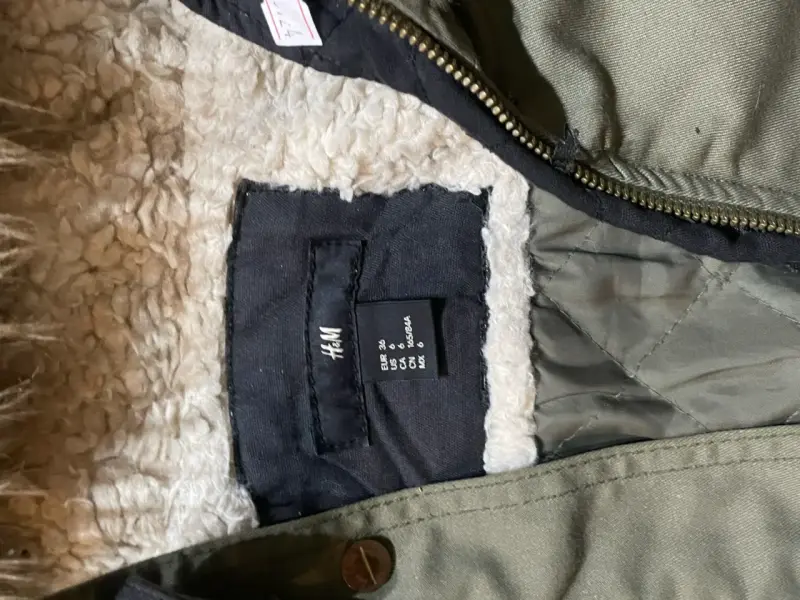 Parka verde con capucha de piel sintética H&M - 3