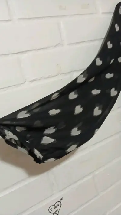 Blusa negra con estampado de corazones Nicopoly - miniatura 2