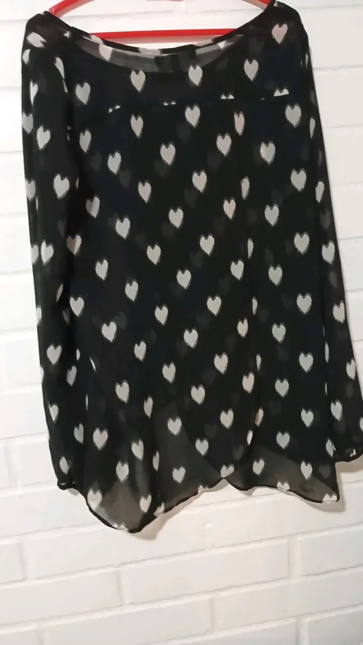 Blusa negra con estampado de corazones Nicopoly - 3