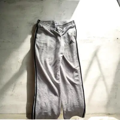 Pantalones deportivos grises Adidas para hombre - miniatura 1