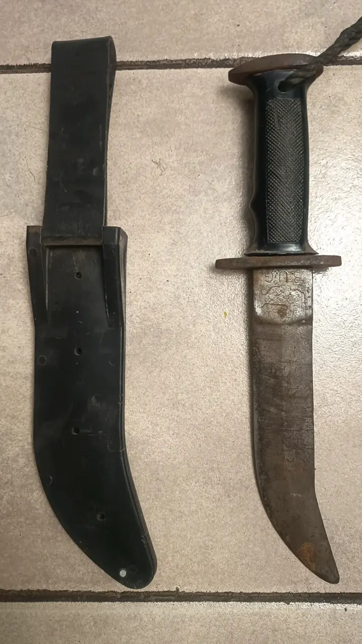 Cuchillo táctico con funda negra - 1