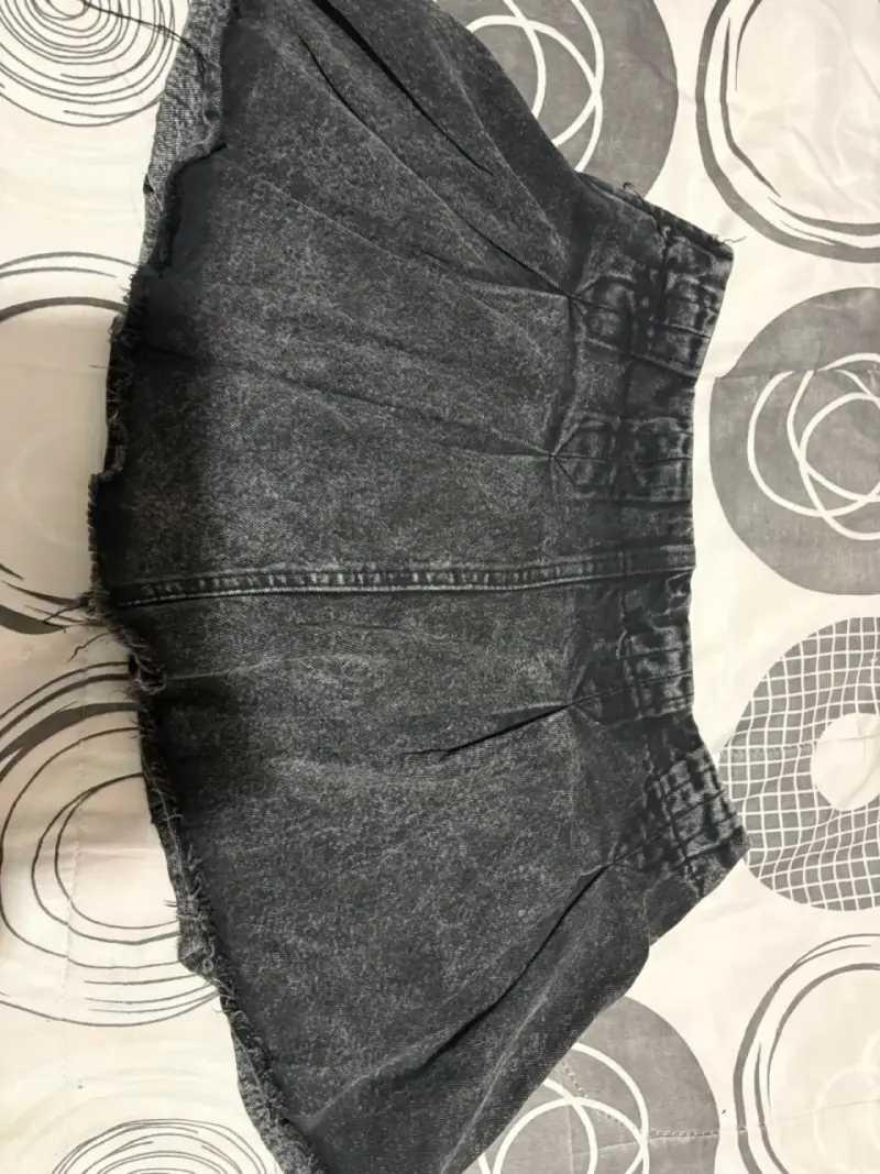 Falda corta de mezclilla negra desgastada - 2