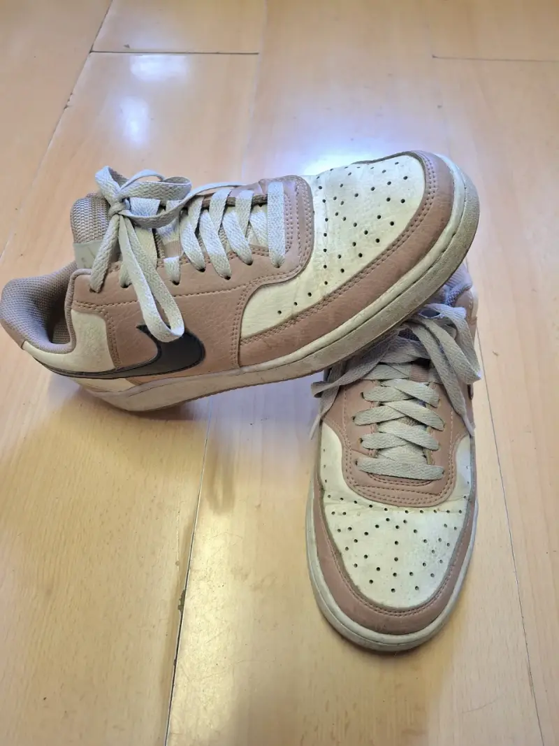 Zapatillas deportivas beige y blancas para mujer - 1
