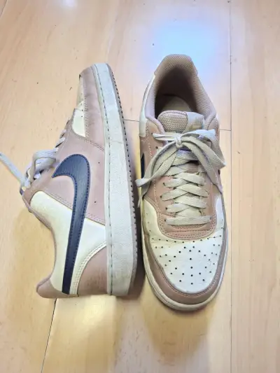 Zapatillas deportivas beige y blancas para mujer - miniatura 2
