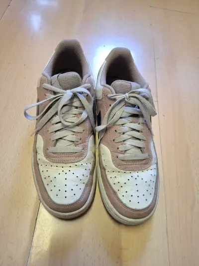 Zapatillas deportivas beige y blancas para mujer - miniatura 3