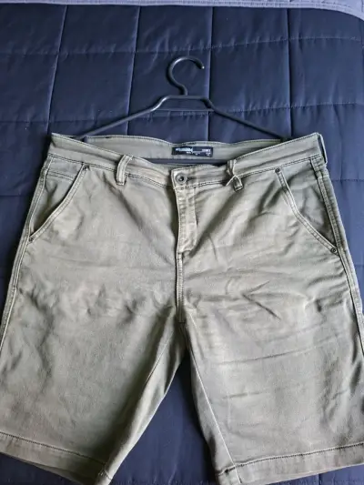 Shorts de hombre color verde oliva Mc Kingdom - miniatura 1