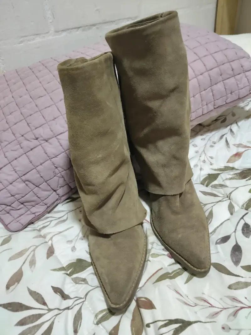 Botas de gamuza beige con tacón alto - 1