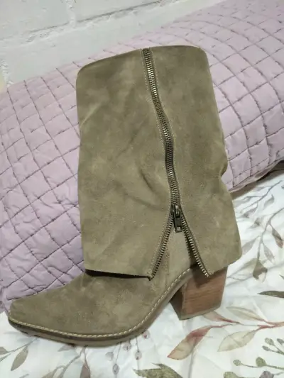 Botas de gamuza beige con tacón alto - miniatura 3