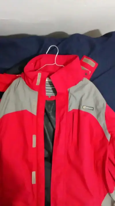 Chaqueta impermeable roja para hombre - miniatura 1