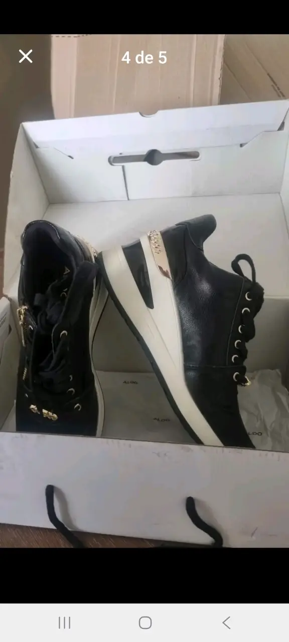 Zapatillas negras de cuero Aldo con detalles dorados - 1