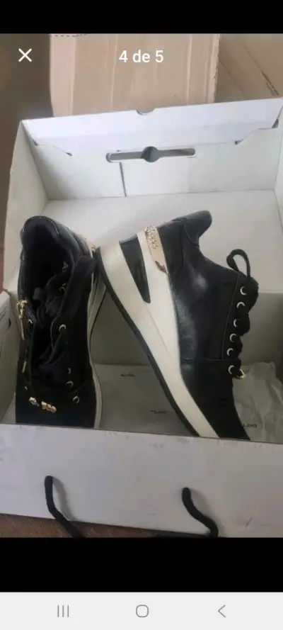 Zapatillas negras de cuero Aldo con detalles dorados - miniatura 1