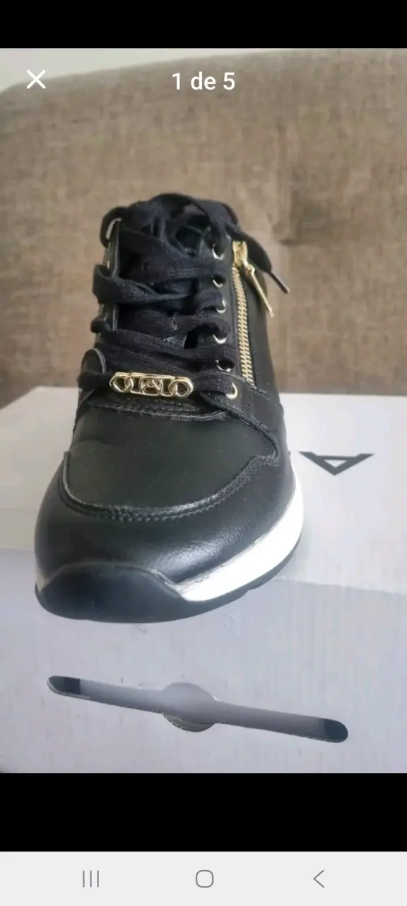Zapatillas negras de cuero Aldo con detalles dorados - 2