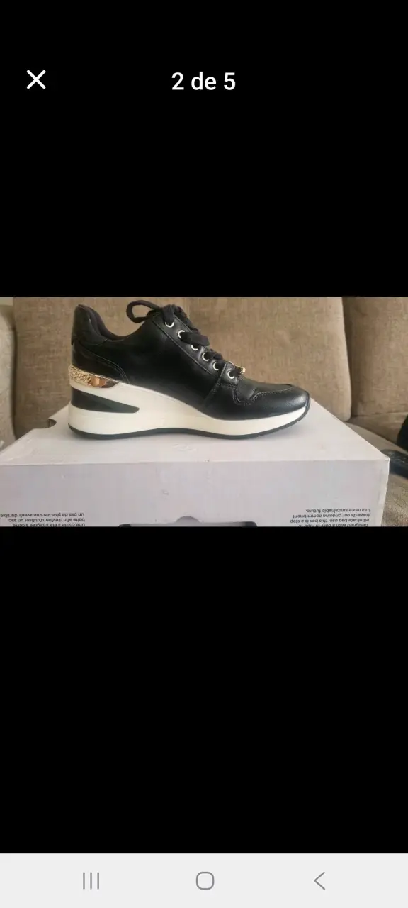 Zapatillas negras de cuero Aldo con detalles dorados - 3