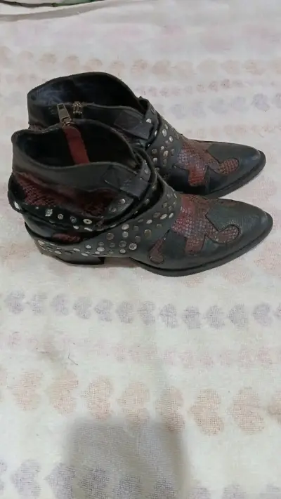 Botines de cuero con tachas y diseño animal print - miniatura 1