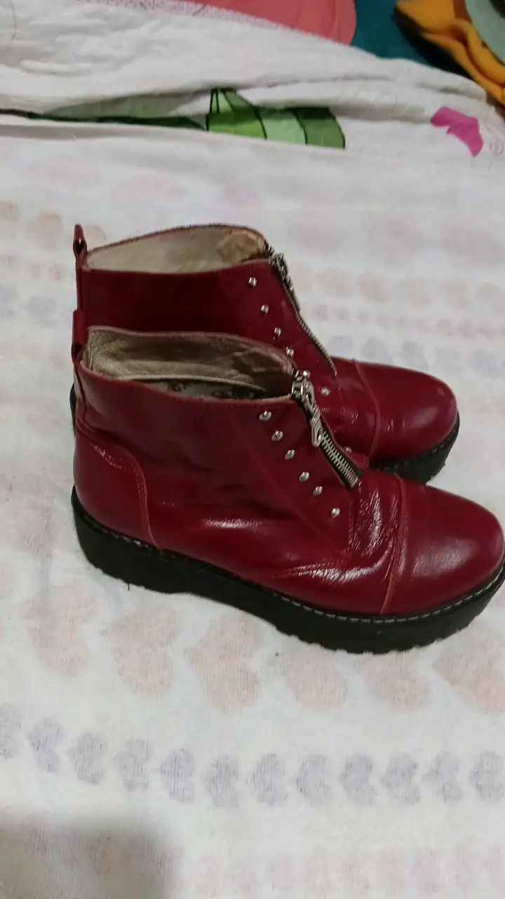 Botines rojos de cuero con cierre y tachas - 2