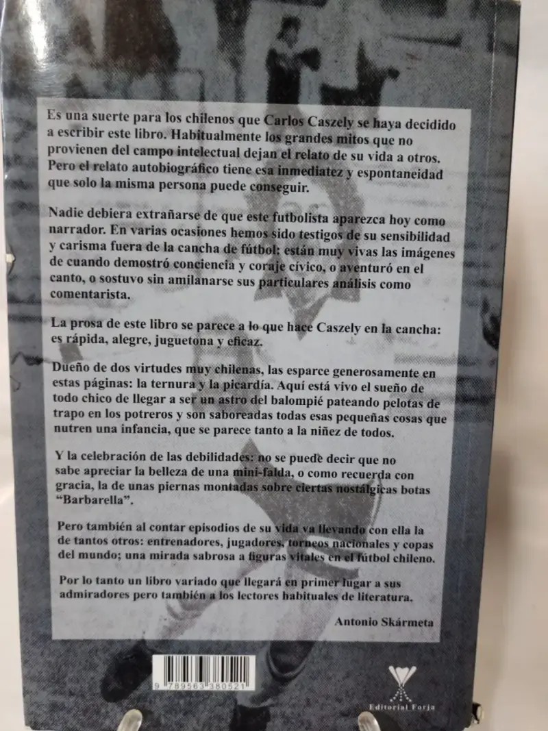 Libro 'Calle larga con final de pasto' de Carlos Caszely - 2