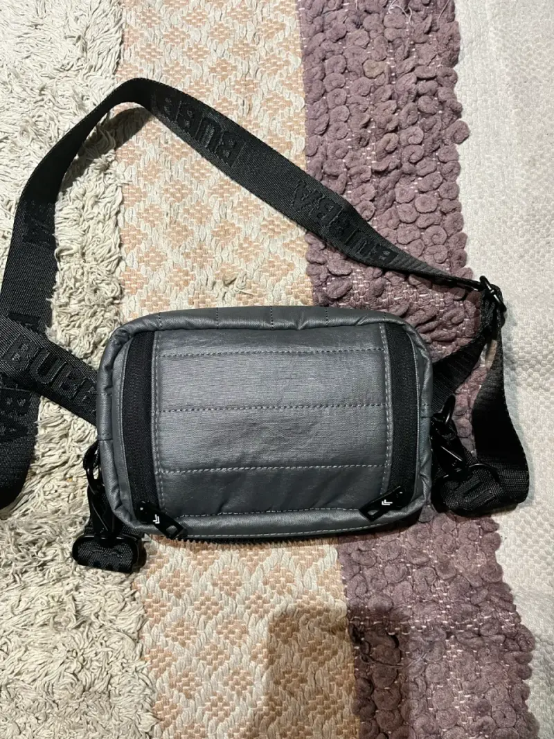 Bandolera Bubba gris con correa ajustable - 1