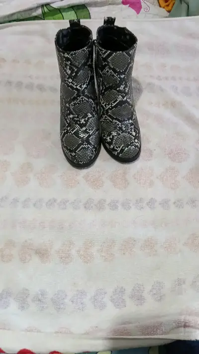 Botines de mujer con diseño de serpiente - miniatura 1