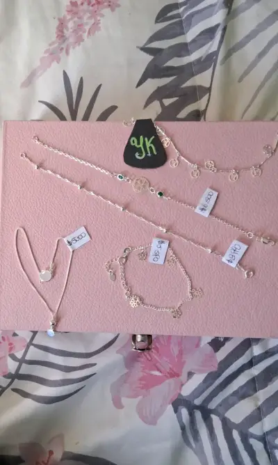 Set de Pulseras de Plata con Dijes Decorativos - miniatura 1