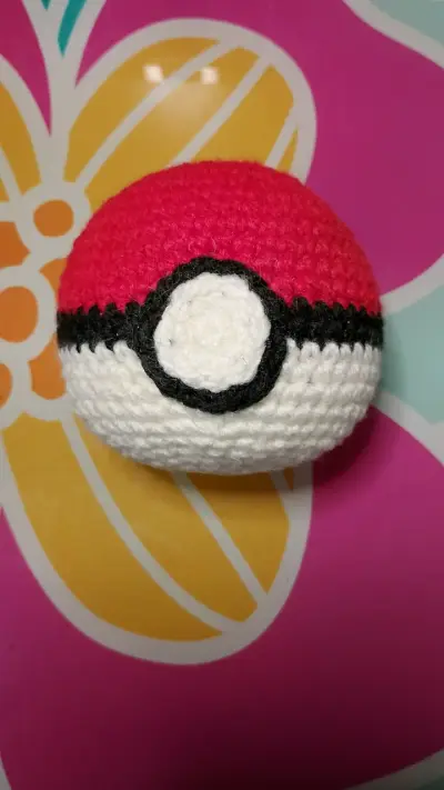Pokebola a crochet - miniatura 1