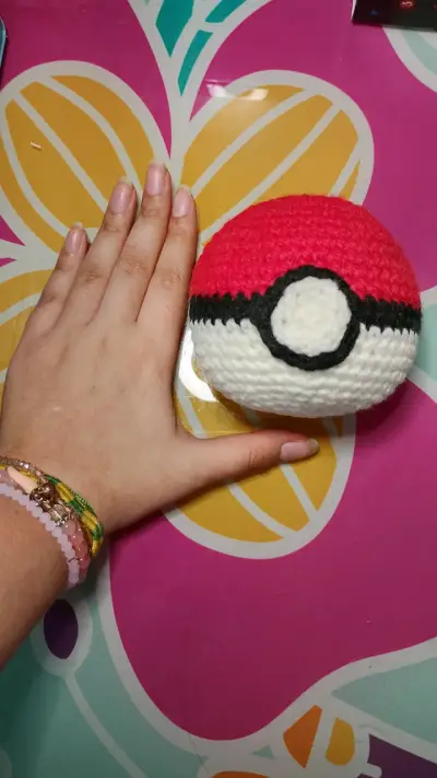 Pokebola a crochet - miniatura 2