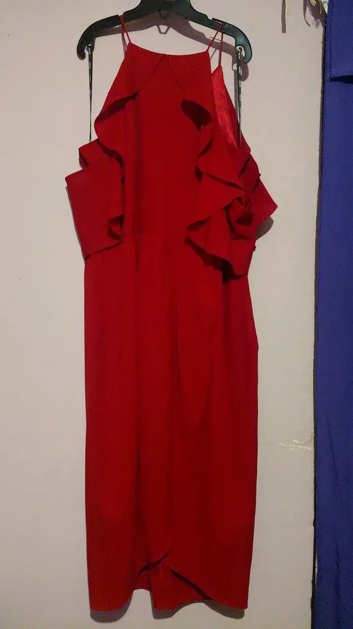 Vestido rojo con volantes City Chic - 1
