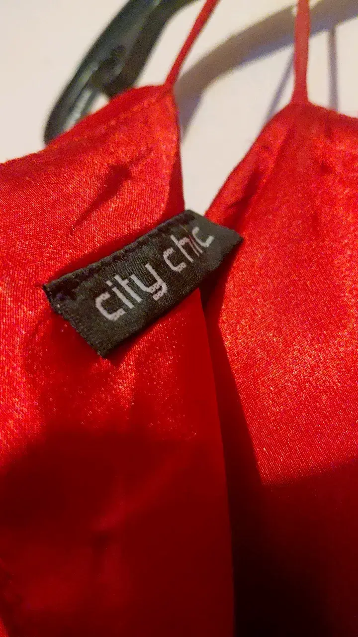 Vestido rojo con volantes City Chic - 3