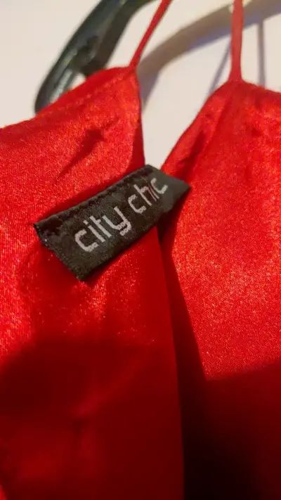 Vestido rojo con volantes City Chic - miniatura 3