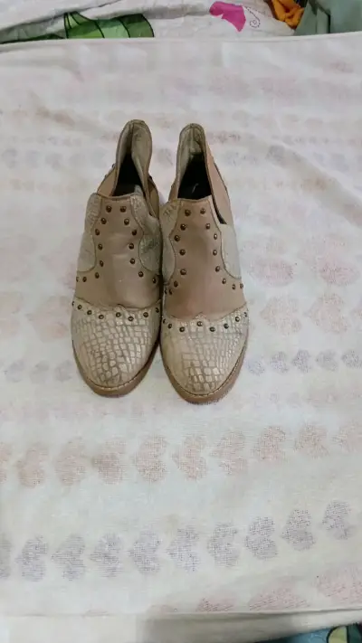 Zapatos de cuero beige con diseño de tachuelas - miniatura 1