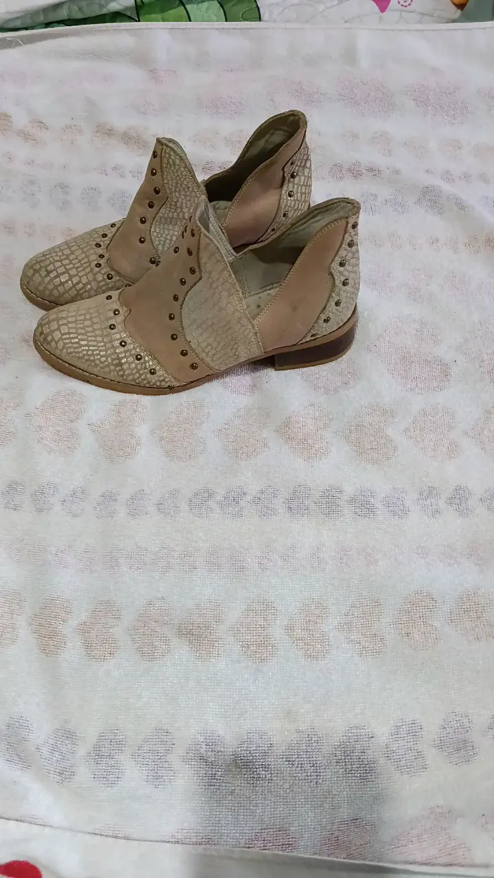 Zapatos de cuero beige con diseño de tachuelas - 2