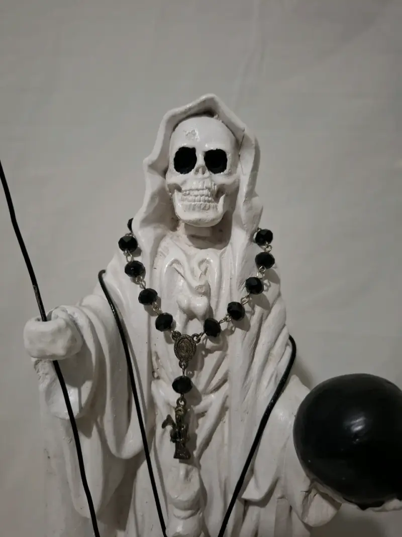 Estatua de Santa Muerte Blanca con Guadaña - 2