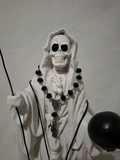 Estatua de Santa Muerte Blanca con Guadaña - miniatura 2