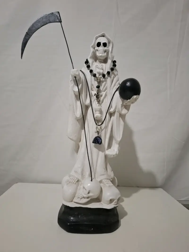 Estatua de Santa Muerte Blanca con Guadaña - 4