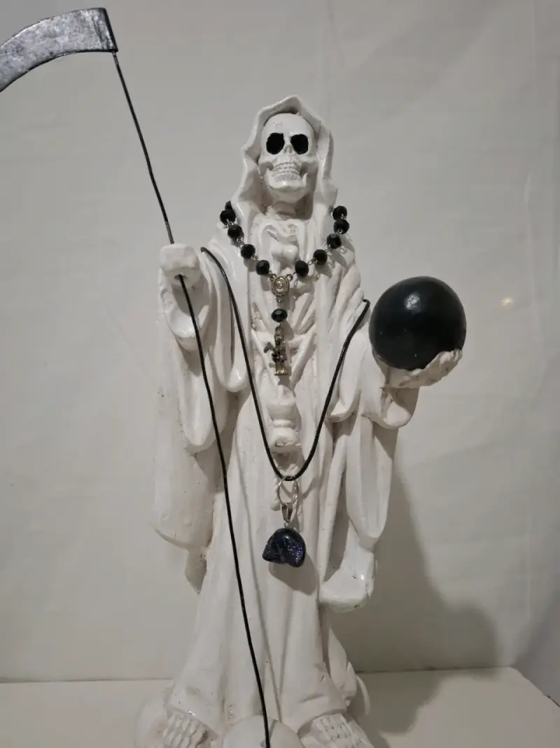 Estatua de Santa Muerte Blanca con Guadaña - 5